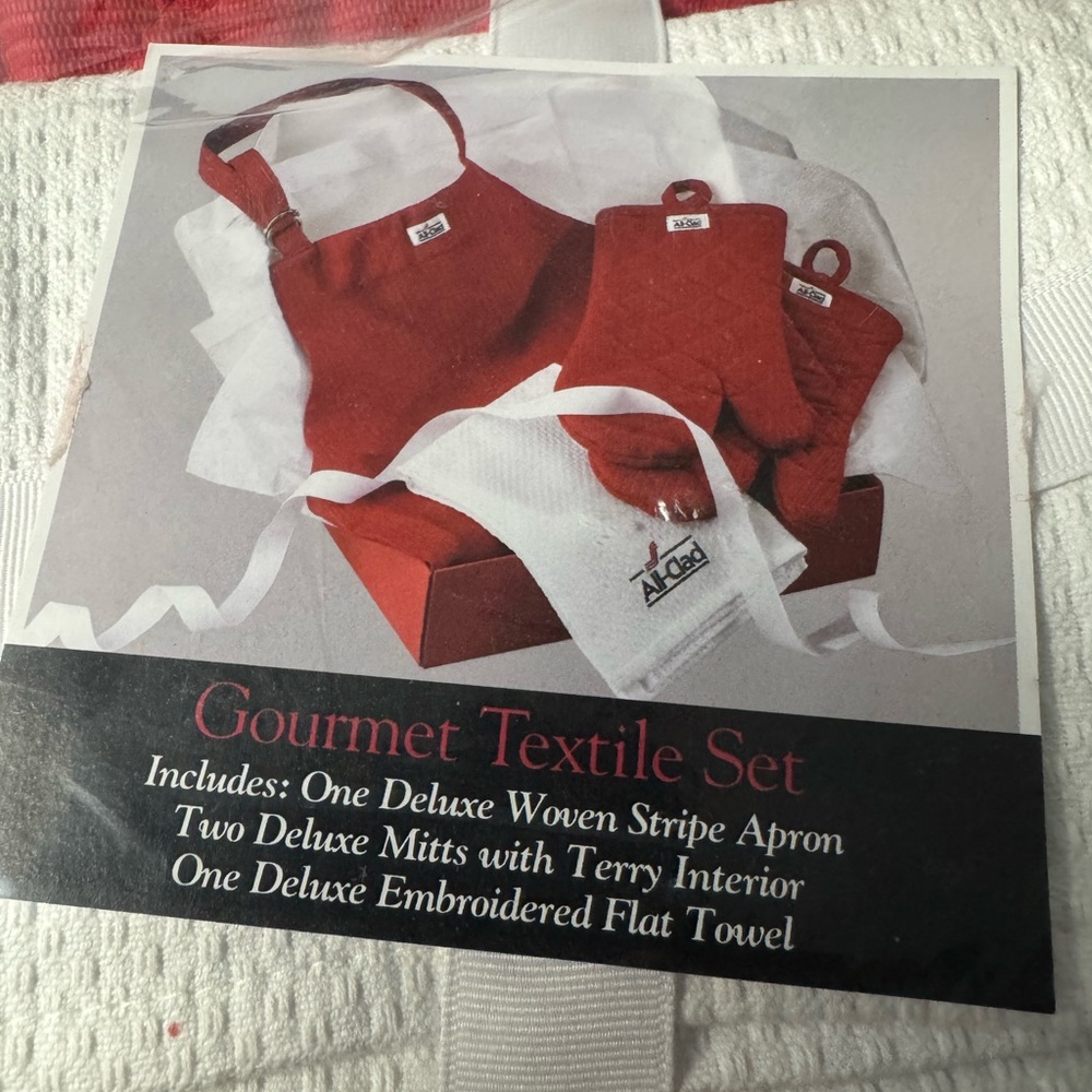 All-Clad Textile Set Includes ~ 1 Apron, 2 Oven Mitts, and 1 Flat Towel - Picture 3 of 3